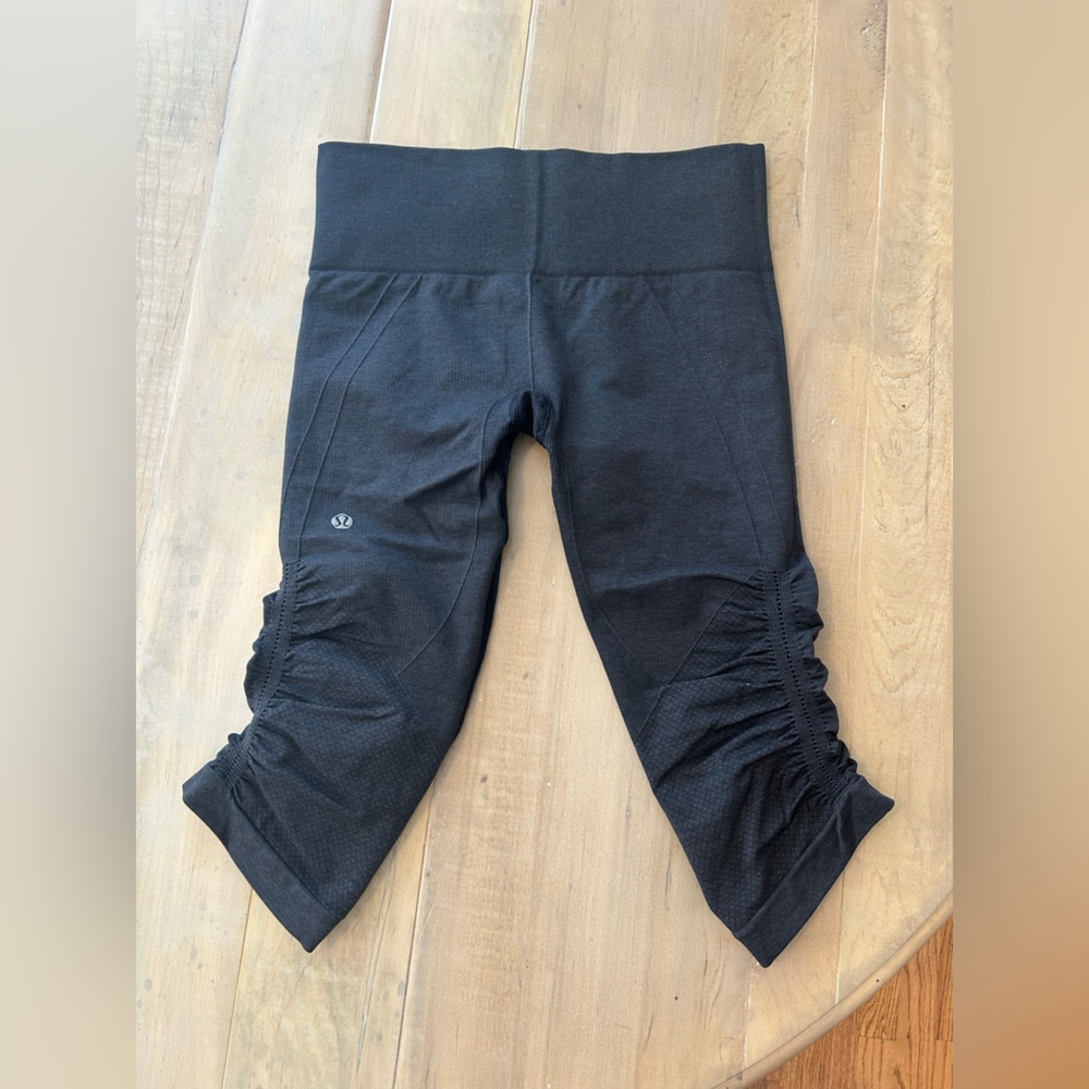 Lululemon cropped (knee) stretchy yoga pants leggings 4